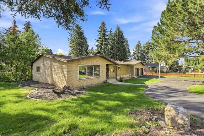 Building Photo - 650 Canyon Rd