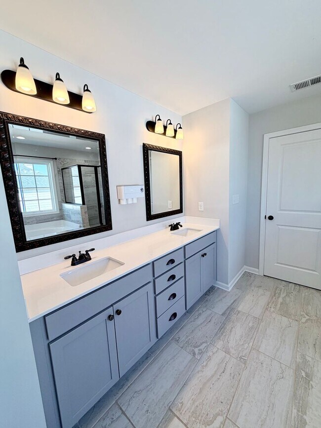 Building Photo - 215 Shoshone Cir