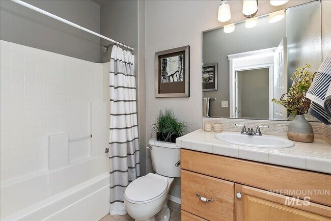 Building Photo - Stunning Home Near Warm Springs!