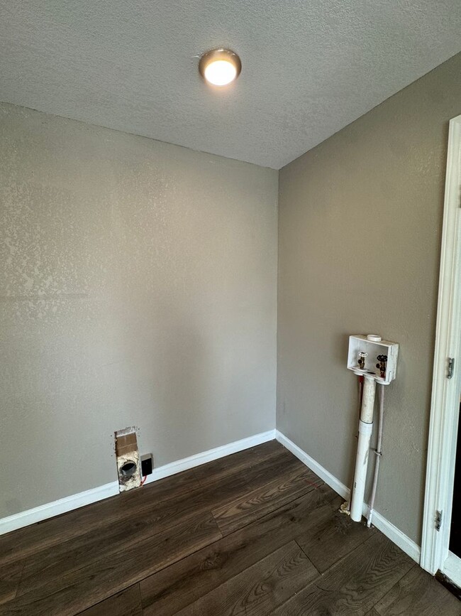 Building Photo - 3 Bedroom / 1 Bath Available Now in Jonesboro