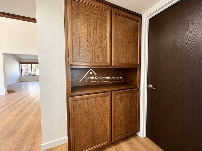 Building Photo - 8768 Mellowdawn Way