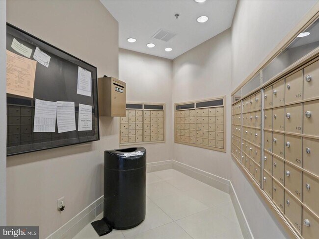 Building Photo - 1645 International Dr