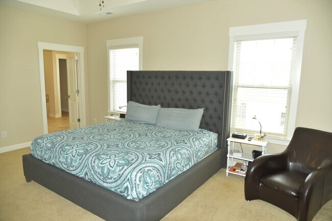 Building Photo - Beautiful, Spacious 4 bedroom 3 bath home ...