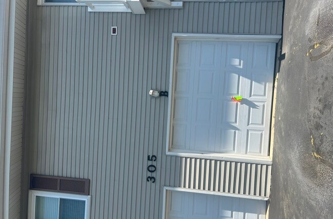 Building Photo - 305 Northwestern Ct