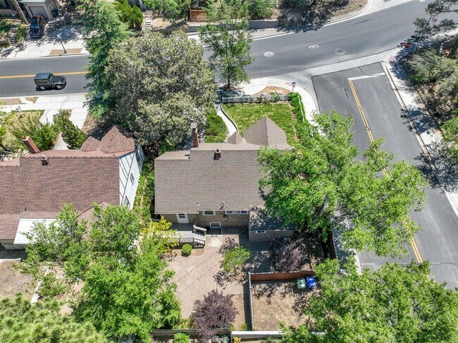 Building Photo - Live on Historic Park Avenue in this 2 Bed 1.5 Bath Single Family Home!