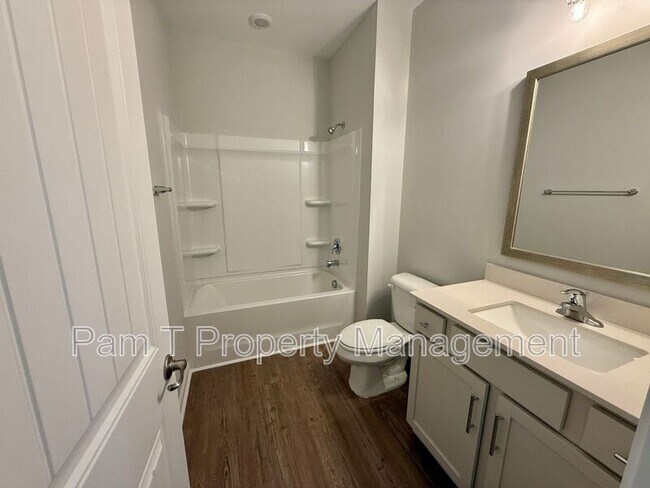 Building Photo - 400 Airways Ave