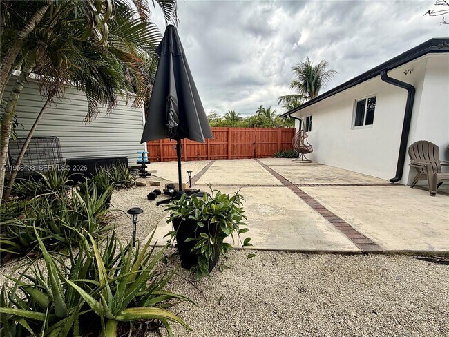 Building Photo - 3817 SW 33rd Ct