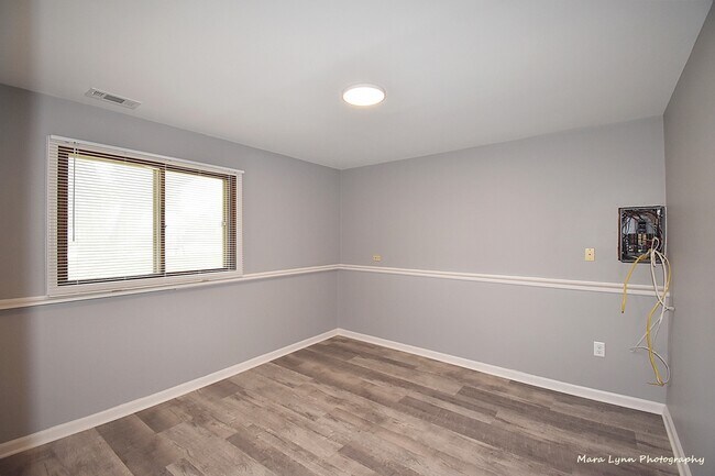 Building Photo - 106 W Kendall Dr