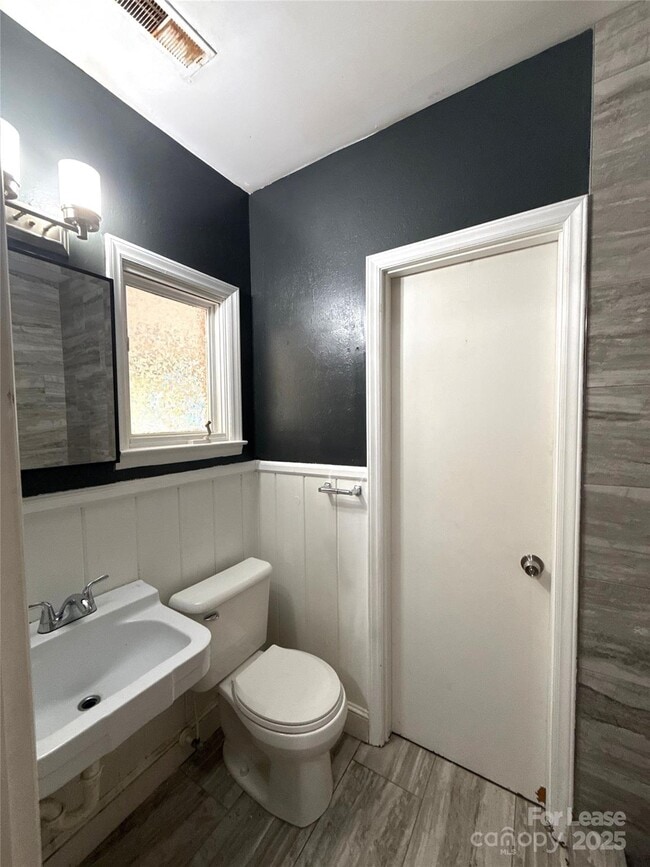 Building Photo - 1127 Queensgate St