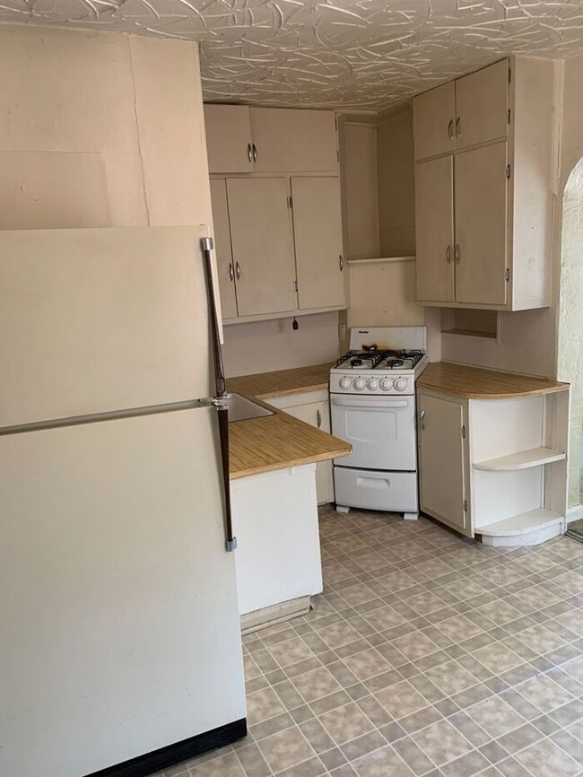 Building Photo - 2 Bedroom Unit in a Duplex Near The Lincol...