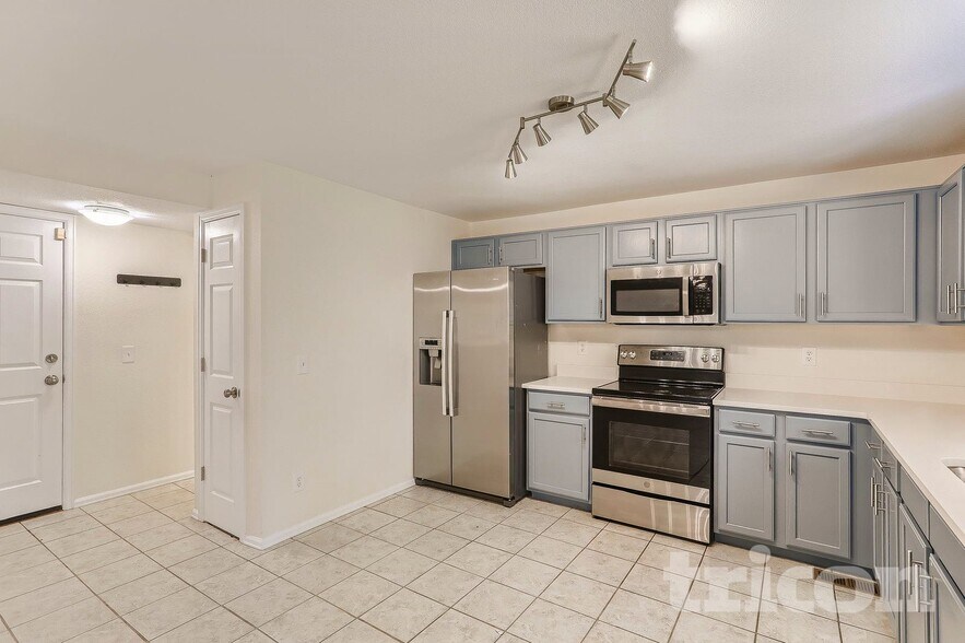 Building Photo - 5305 S Valdai St