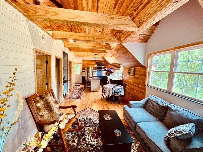 Building Photo - 754 Woodlands Rd