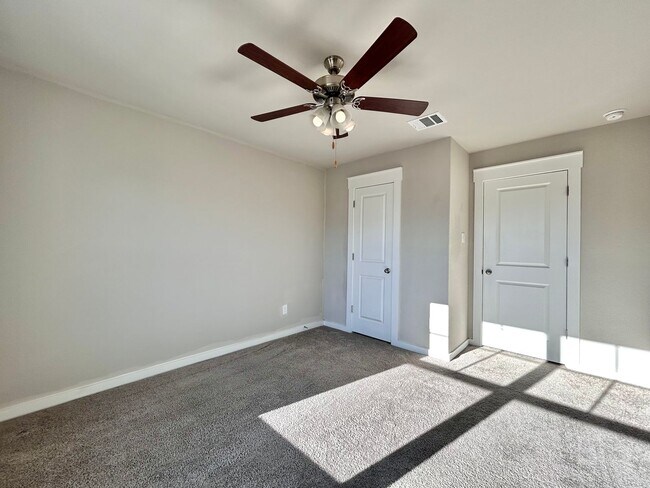 Building Photo - Charming 3 Bed / 2.5 Bath Family Home