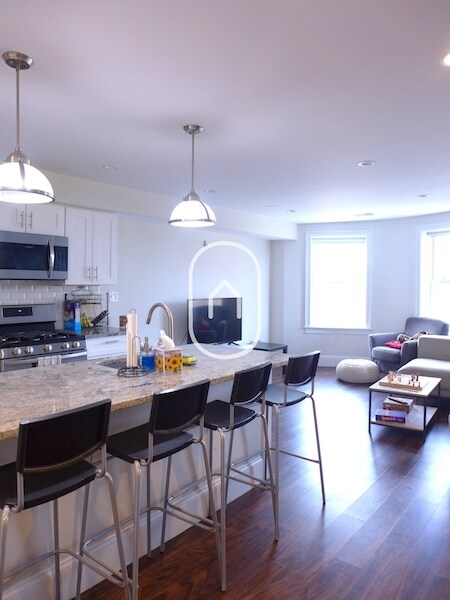 Building Photo - 8 Newcomb St