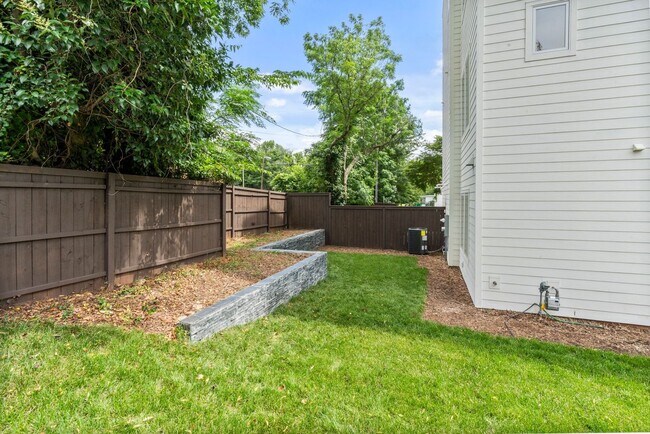 Building Photo - 129 French St