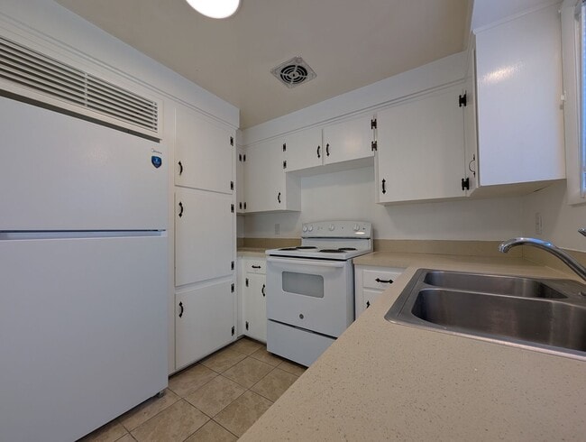 Building Photo - Spacious 2bd/1bth ~ w/ 1 Car Garage - Fantastic Location ~ Close to Everything!!