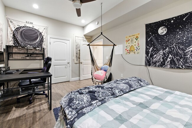 Building Photo - Immaculate Townhouse with Finished Basement