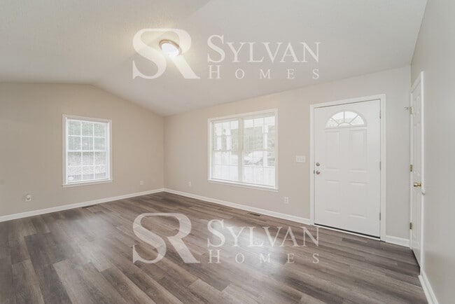 Building Photo - This charming home is move-in ready