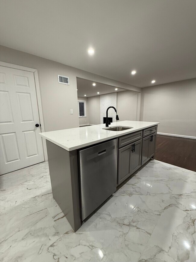 Building Photo - 255 Kawameeh Dr