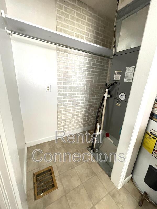 Building Photo - 604 S Carbon St