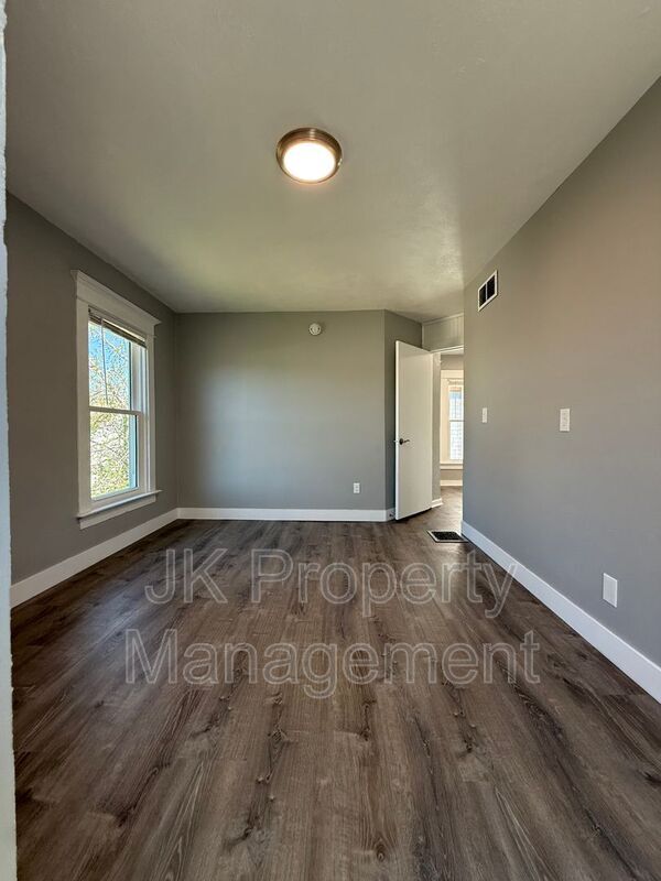 Building Photo - 913 5th Ave N