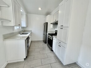 Building Photo - 2 br, 2 bath Triplex - 906 Harkness Lane C