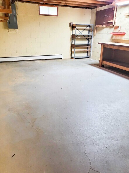 Building Photo - 4872 Elmwood St