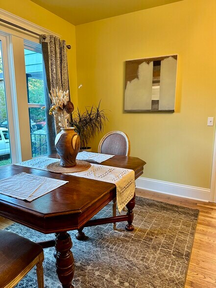 Building Photo - 729 NE Shaver St