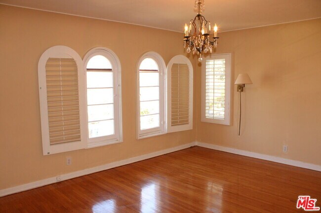 Building Photo - 1020 Hi Point St