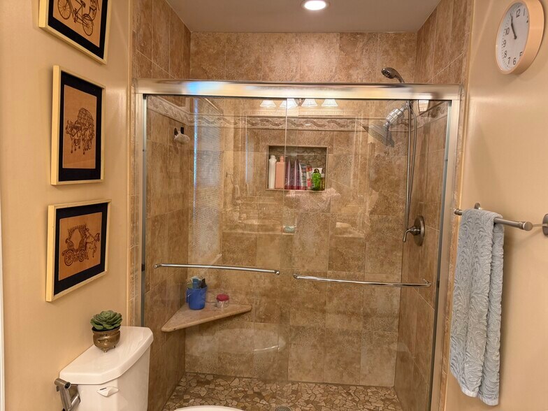 Building Photo - 8715 Shadowlake Way