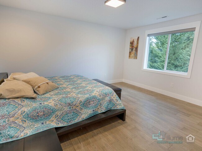 Building Photo - Fully Furnished Lake Oswego Gem!!!!