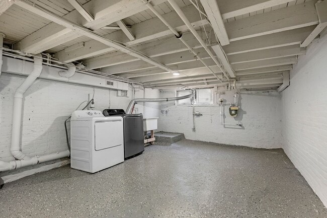 Building Photo - Beautifully Renovated 3 Bedroom 2.5 Bathroom Rental with study in McElderry Park VOUCHER Holders ...