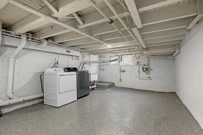 Building Photo - Beautifully Renovated 4 Bedroom 2.5 Bathroom Rental in McElderry Park VOUCHER Holders Wanted