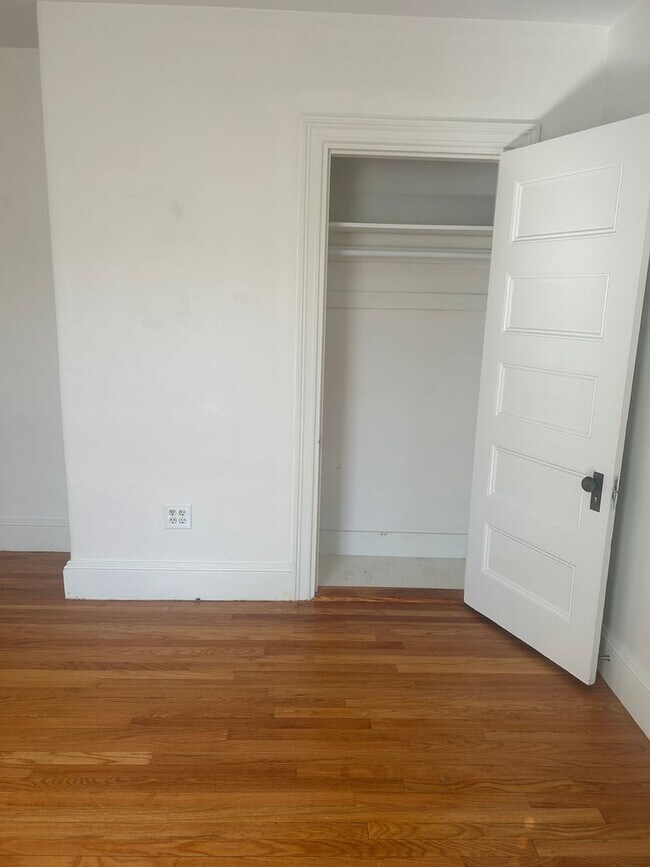 Building Photo - Beautiful 3BR/1.5BA Home Available Septemb...