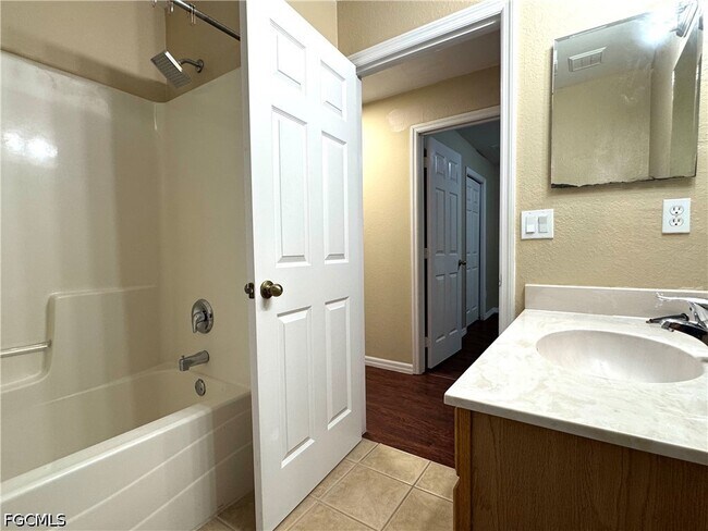 Building Photo - 117 Shadow Lakes Dr