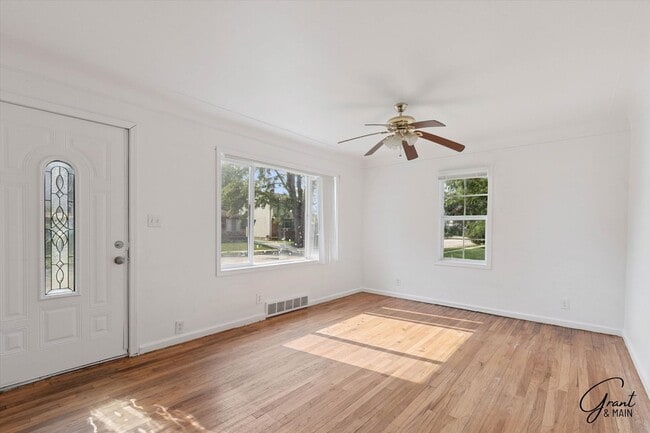 Building Photo - $1350 3 bedroom bungalow Eastpointe