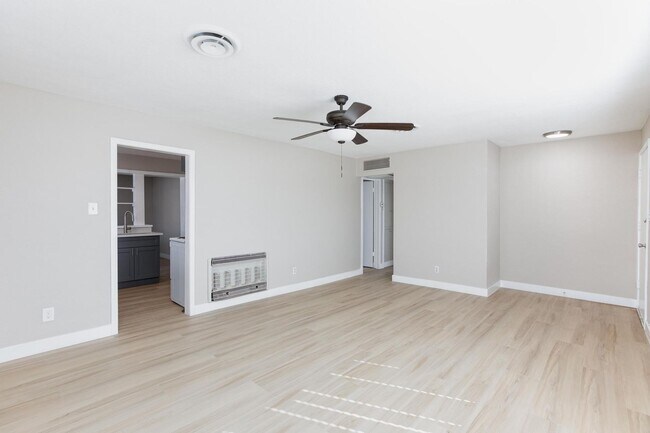 Building Photo - Spacious 4 bedroom, 2 bathroom home located in North Las Vegas