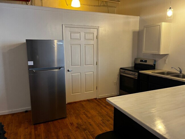 Building Photo - 1501 Kemper St