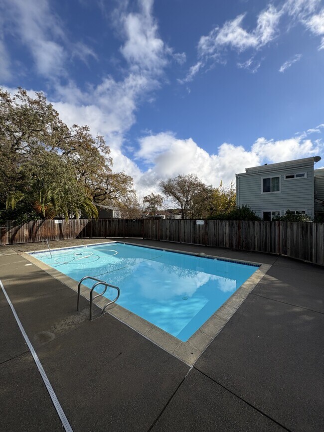 Building Photo - 228 Courtyards E