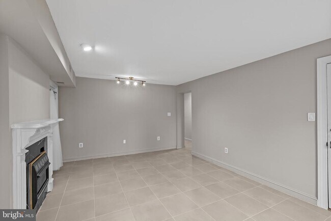 Building Photo - 810 Queen St