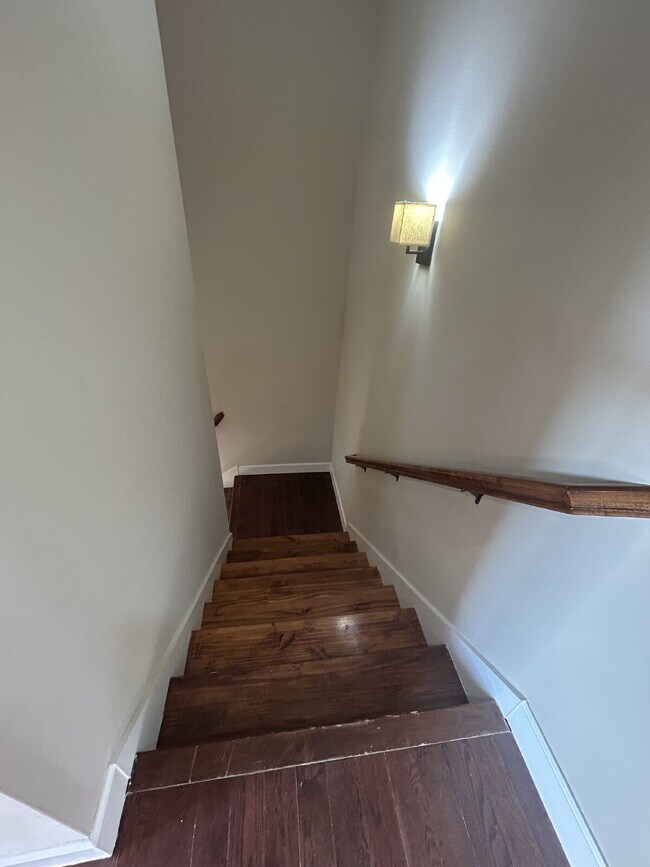 Building Photo - 3-BEDROOM, 2.5-BATH TOWNHOUSE AVAILABLE IN COOPER SQUARE
