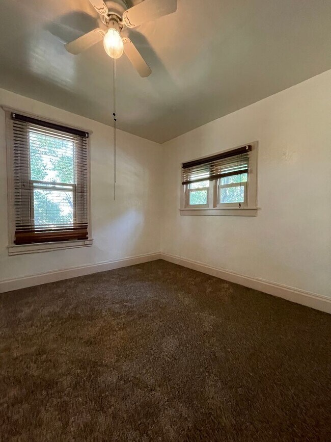 Building Photo - 207 Midway Ave