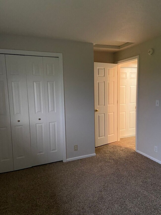 Building Photo - 5998a