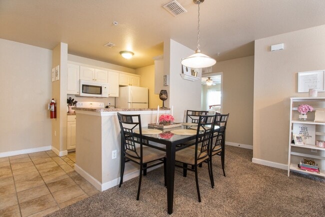 Building Photo - Oxford Terrace II: 4/4 luxury apartment just 3 blocks from UF & 1 block from Sorority Row. Now Re...