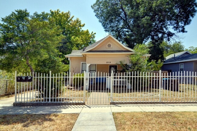 Building Photo - 2219 Refugio Ave