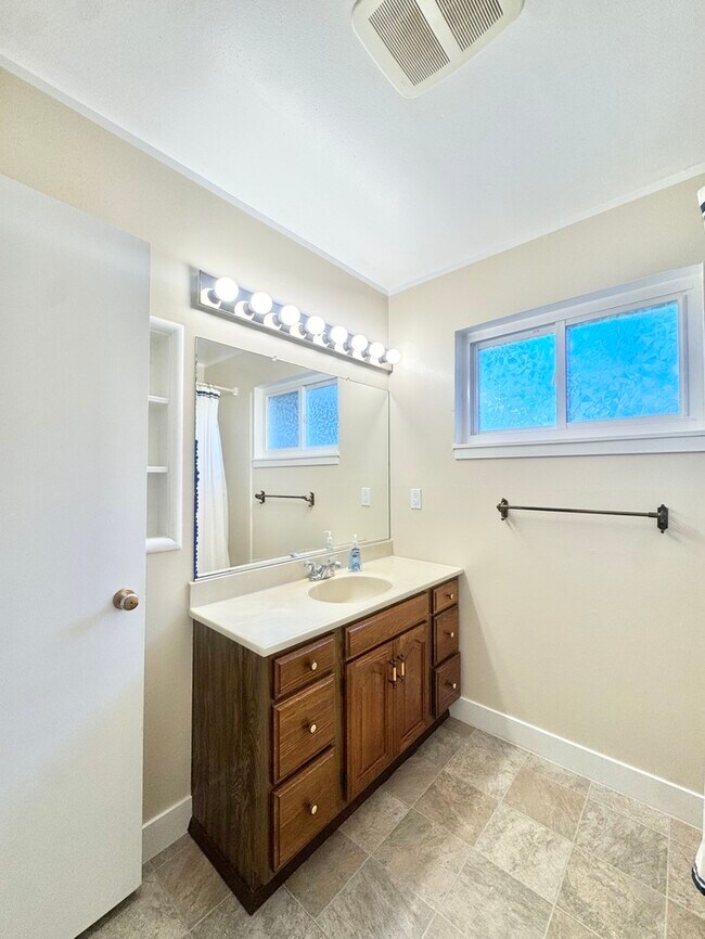 Building Photo - Stunning 3-bedroom, 2-bathroom home with a bonus room/office!