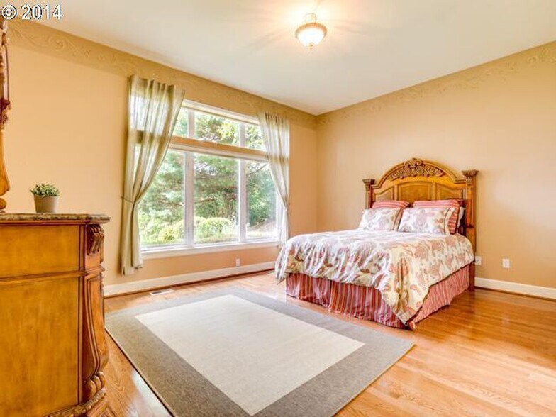 Guest bedroom on main floor - 3447 SW Doschview Ct