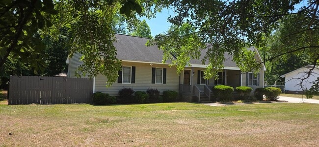Building Photo - Nice Home with Many Amenities