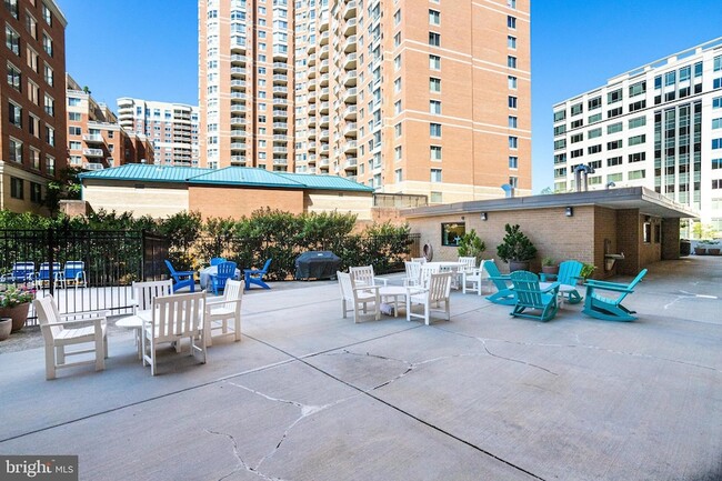 Building Photo - 3800 Fairfax Dr