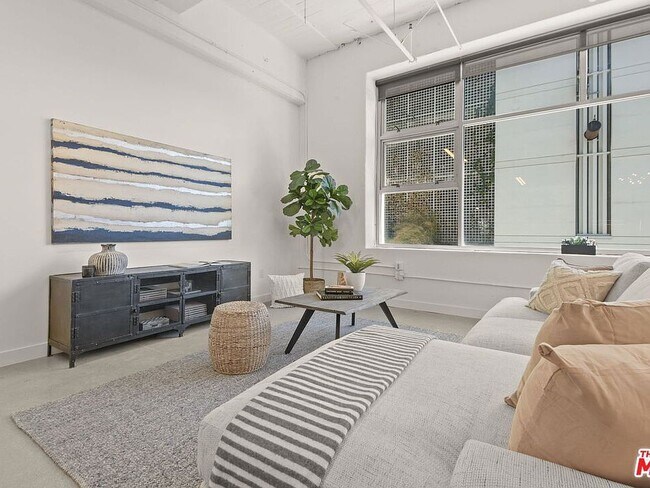 Building Photo - 1130 Flower St